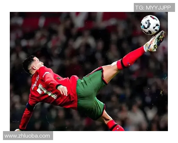 碧眼足球明星的传奇故事与成就揭秘