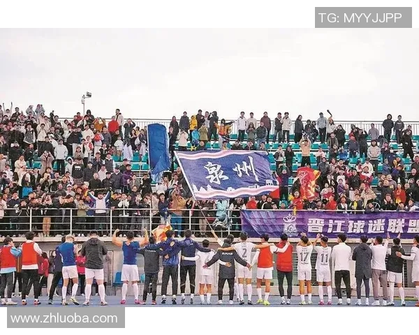 足球明星亲临现场为球迷签名互动热情瞬间定格难忘回忆