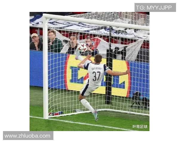 足球明星意外踢飞鞋子引发热议视频曝光瞬间搞笑场面引人关注